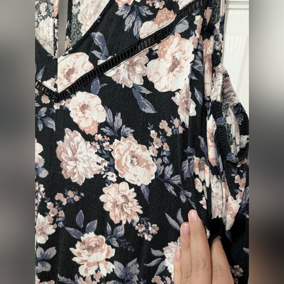 Torrid Black Floral Textured Woven With Eyelet Trim Cold Shoulder Top Size 1 - Picture 10 of 15